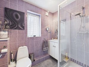 Shower room- click for photo gallery